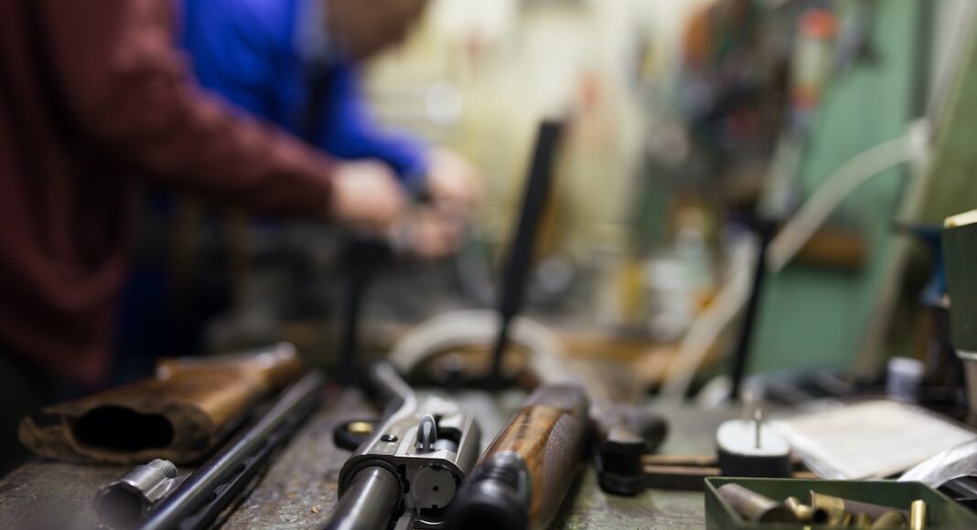Nærbillede af våben under reparation hos bøssemager